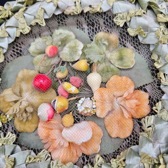 Vintage 1950s Pogues Cincinnati Floral Trim Pill Hat With Netting & Faux Fruit A - Picture 3 of 5